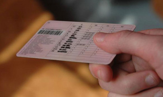 Stigla odluka o vozačkim dozvolama za osobe starije do 50 godina! Ukoliko imate OVOLIKO godina, završili ste svoje.. - featured image Stigla odluka o vozačkim dozvolama za osobe starije do 50 godina! Ukoliko imate OVOLIKO godina, završili ste svoje.. - featured image