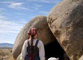 Kćerka farmera odlučila je pratiti svinju koja se u posljednje vrijeme ponašala čudno: svinja ju je odvela do stare stijene i počela bijesno kopati zemlju.