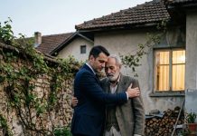 Tajkun je izbacio starog profesora na ulicu, a onda je stigao advokat sa presudom Vrhovnog suda i starim kaputom