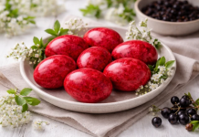 Na OVAJ NAČIN Ruskinje dobijaju NAJLEPŠE CRVENE NIJANSE I EFEKAT MERMERA: Uskršnja jaja izgledaju nestvarno, a tehnika je potpuno prirodna