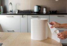 Ljudi masovno ubacuju list ubrusa u zamrzivač: Neverovatno je zašto to rade!