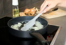 Kuća vam užasno miriše svaki put kad dinstate luk? Ovaj trik rešava problem za minut