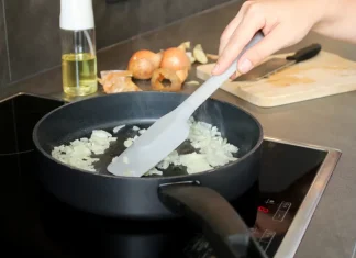 Kuća vam užasno miriše svaki put kad dinstate luk? Ovaj trik rešava problem za minut