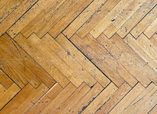 Tehnika od 3 minuta za obnovu izgrebanog parketa: Trebaju vam samo 2 stvari iz kupatila