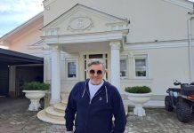 Šerif Konjević se od prvog hita skućio i kupio kola, a ovako izgleda njegova luksuzna vila: Zlatna ograda, mermerne ploče, na sve strane vrišti bogatstvo