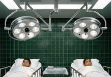 Tijekom obdukcije blizanaca, liječnik čuje dječji smijeh i primjećuje jedan šokantan detalj na tijelima…