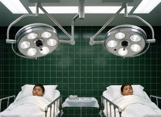 Tijekom obdukcije blizanaca, liječnik čuje dječji smijeh i primjećuje jedan šokantan detalj na tijelima…