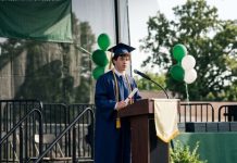 Prodala je venčani prsten zbog sina — njegov potez na diplomi šokirao je sve