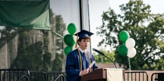 Prodala je venčani prsten zbog sina — njegov potez na diplomi šokirao je sve