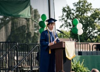 Prodala je venčani prsten zbog sina — njegov potez na diplomi šokirao je sve