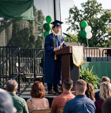 Prodala je venčani prsten zbog sina — njegov potez na diplomi šokirao je sve