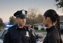 Rasistički policajac zaustavio je mladu ženu bez ikakvog prekršaja i pokušao da je uhapsi pred cijelom ulicom, ali nije mogao ni da zamisli ko je ona zapravo ili šta će mu se desiti samo nekoliko minuta kasnije 😳