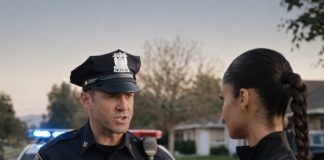 Rasistički policajac zaustavio je mladu ženu bez ikakvog prekršaja i pokušao da je uhapsi pred cijelom ulicom, ali nije mogao ni da zamisli ko je ona zapravo ili šta će mu se desiti samo nekoliko minuta kasnije 😳