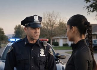 Rasistički policajac zaustavio je mladu ženu bez ikakvog prekršaja i pokušao da je uhapsi pred cijelom ulicom, ali nije mogao ni da zamisli ko je ona zapravo ili šta će mu se desiti samo nekoliko minuta kasnije 😳