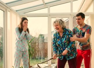 Evo ti poklon, smejala se svekrva dok je mlatila po verandi. A onda je njen prkos nestao čim je patrola stala kraj ograde