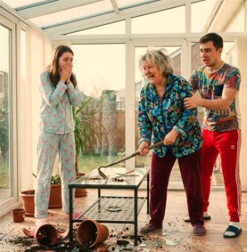 Evo ti poklon, smejala se svekrva dok je mlatila po verandi. A onda je njen prkos nestao čim je patrola stala kraj ograde