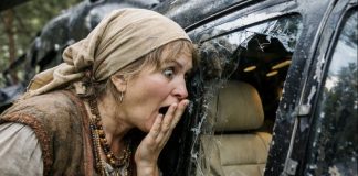 Sakupljajući retke biljke, travarka slučajno pronašla u šumi helikopter nestalog milijardera. A kada je zavirila u kabinu, jedva je ostala na nogama… 😲😲😲