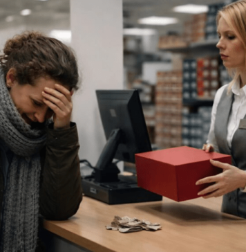 U prodavnici obuće, prodavačica je otela nove cipele za dete iz ruku majke samo zato što je bila dva dolara kratka, a siromašna žena je stajala tamo plačući — ali onda se desilo nešto što niko nije očekivao 😨😥