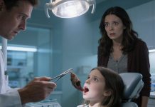 Moja se kći stalno žalila na bol u zubima, pa sam je odvela zubaru. Tijekom pregleda, zubar je pincetom izvadio nešto iz njezinih desni. Odjednom se ukočio i rekao: „Ovo… nije medicinski uređaj.“ Zatim mi je pružio nešto što nikada nije smjelo biti u djetetovim ustima.