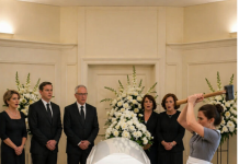 – Ona nije mrtva! Čistačica je vrisnula i žestokim pokretom lupila poklopac kovčega i slomila ga. A ono što se zatim dogodilo bio je potpuno nezamisliv šok. 😱😱 😱😱