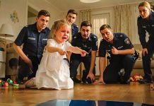 Mala devojčica je pozvala policiju zbog zvukova ispod kreveta — otkriće je iznenadilo sve.