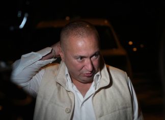 “Otkinuo mi je mladež zubima”: Prva izjava Đanija nakon što ga je čovek ujeo na nastupu, izneo šok detalje