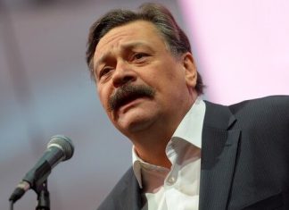 “On samo ima ludu ženu”: Slavni glumac demostrativno napustio zemlju, pa sada puzi i moli da ga vrate u majku Rusiju