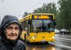 Vozač bacio staricu s autobusa — ali kada je izgovorila jednu rečenicu, sve je utihnulo