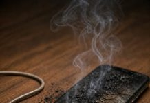 Upozorenje: nikad ne stavljajte punjač 0vako…