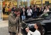 Samohrana majka milionerka zaprosila je beskućnika u centru grada — ali njegov uslov je ostavio sve u šoku.