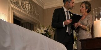 Dok se moj muž spremao voditi moju ruku preko lažnih potpisa, snimka ispod kreveta, čaša šampanjca i jedna poruka… Dok se moj muž spremao voditi moju ruku preko lažnih potpisa, snimka ispod kreveta, čaša šampanjca i jedna poruka… - featured image