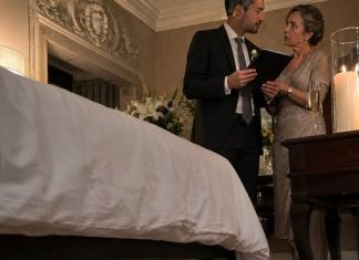 Dok se moj muž spremao voditi moju ruku preko lažnih potpisa, snimka ispod kreveta, čaša šampanjca i jedna poruka… Dok se moj muž spremao voditi moju ruku preko lažnih potpisa, snimka ispod kreveta, čaša šampanjca i jedna poruka… - featured image