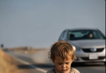 Policajac je primijetio trogodišnjeg dječaka kako šeta sam u prljavoj odjeći duž autoputa: Kada mu je policajac prišao, otkrio je nešto strašno 😲😲