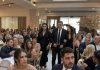 Moji roditelji pojavili su se na mom vjenčanju odjeveni kao za sprovod, samo da me ponize… ali nisu imali pojma da je moj muž pred 180 uzvanika već pripremio njihov pad.