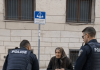Policija je osetila sažaljenje prema jadnoj starici koja je nelegalno prodavala robu na ulici — ali kada se jedan od policajaca sagnuo da bolje pogleda povrće, žena je odmah uhapšena 😱😨