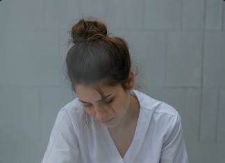 Da ne bi ostala bez posla, medicinska sestra je pristala da okupa paralizovanog mladića – ali tokom kupanja, vidjela je nešto zbog čega se smrzla od straha 😨😲 Da ne bi ostala bez posla, medicinska sestra je pristala da okupa paralizovanog mladića – ali tokom kupanja, vidjela je nešto zbog čega se smrzla od straha 😨😲 - featured image
