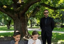 Pratio je svog 12-godišnjeg sina nakon škole, očekujući da će ga uhvatiti u laži… Ali ono što je otkrio na klupi u parku ostavilo ga je potpuno bez riječi…