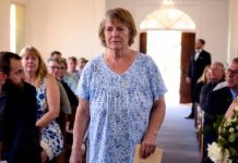 Sestra je zabranila majci sa demencijom da dođe na venčanje