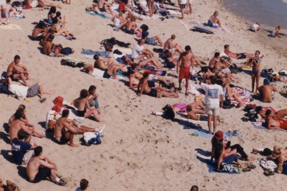 Ljudi u nevjerici gledaju fotografiju s ljetovanja iz Jugoslavije: Svima u oko upada jedan detalj - featured image Ljudi u nevjerici gledaju fotografiju s ljetovanja iz Jugoslavije: Svima u oko upada jedan detalj - featured image