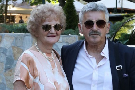 Vila ograđena kamenom ogradom: Dragan Stojković Bosanac otvorio vrata porodičnog doma na Bežanijskoj kosi FOTO - featured image Vila ograđena kamenom ogradom: Dragan Stojković Bosanac otvorio vrata porodičnog doma na Bežanijskoj kosi FOTO - featured image