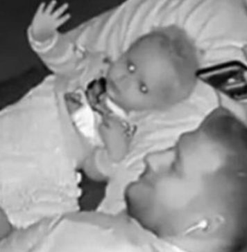 Beba je iz kreveta uporno mahala nekome- Kada je otac odlucio da vidi snimke sledio se i umro od straha Beba je iz kreveta uporno mahala nekome- Kada je otac odlucio da vidi snimke sledio se i umro od straha - featured image
