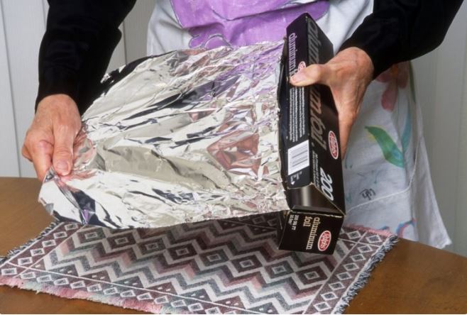 KOMAD ALUMINIJUMSKE FOLIJE STAVITE ISPRED VRATA: Preko noći ćete da se riješite veliki problem - featured image KOMAD ALUMINIJUMSKE FOLIJE STAVITE ISPRED VRATA: Preko noći ćete da se riješite veliki problem - featured image