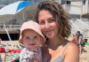 Moja svekrva ismijavala me jer sam, prema njezinim riječima, „jela previše za plažu“, a cijela se obitelj smijala zajedno s njom — ali prije zalaska sunca već je upirala prstom u mene i vrištala: „Kako si mi mogla ovo učiniti?!“ 😨 Moja svekrva ismijavala me jer sam, prema njezinim riječima, „jela previše za plažu“, a cijela se obitelj smijala zajedno s njom — ali prije zalaska sunca već je upirala prstom u mene i vrištala: „Kako si mi mogla ovo učiniti?!“ 😨 - featured image