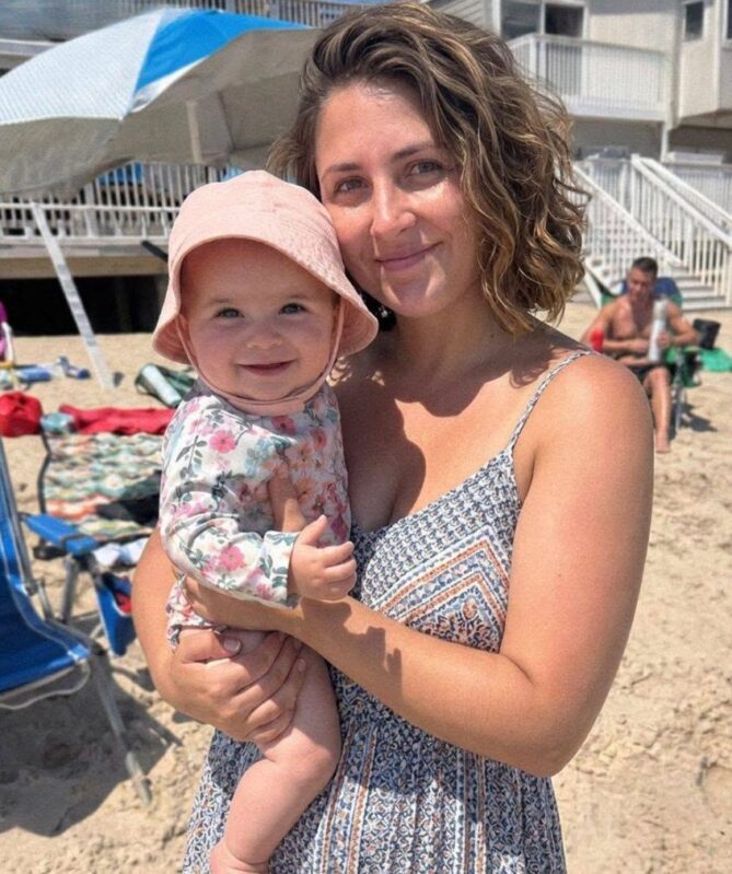 Moja svekrva ismijavala me jer sam, prema njezinim riječima, „jela previše za plažu“, a cijela se obitelj smijala zajedno s njom — ali prije zalaska sunca već je upirala prstom u mene i vrištala: „Kako si mi mogla ovo učiniti?!“ 😨 - featured image Moja svekrva ismijavala me jer sam, prema njezinim riječima, „jela previše za plažu“, a cijela se obitelj smijala zajedno s njom — ali prije zalaska sunca već je upirala prstom u mene i vrištala: „Kako si mi mogla ovo učiniti?!“ 😨 - featured image