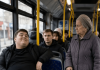 U autobusu bahati mladić ne samo da je odbio ustupiti mjesto starijoj ženi, već je demonstrativno stavio nogu na sjedište — ali ovakvu kaznu sigurno nije očekivao 😨😱