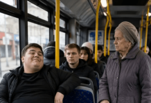 U autobusu bahati mladić ne samo da je odbio ustupiti mjesto starijoj ženi, već je demonstrativno stavio nogu na sjedište — ali ovakvu kaznu sigurno nije očekivao 😨😱