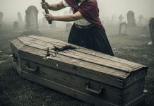 Na sprovodu svoga sina, majka je iznenada zgrabila sjekiru i više puta udarila po poklopcu lijesa: kada se poklopac razbio, svi su ugledali prizor koji je sledio krv u žilama. Na sprovodu svoga sina, majka je iznenada zgrabila sjekiru i više puta udarila po poklopcu lijesa: kada se poklopac razbio, svi su ugledali prizor koji je sledio krv u žilama. - featured image