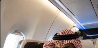 Mlada žena je slučajno zaspala u avionu i naslonila glavu na rame najbogatijeg i najstrašnijeg muškarca u cijelom gradu. Ali ono što je šeik sljedeće uradio ostavilo je sve putnike u šoku… 😱 😱 Mlada žena je slučajno zaspala u avionu i naslonila glavu na rame najbogatijeg i najstrašnijeg muškarca u cijelom gradu. Ali ono što je šeik sljedeće uradio ostavilo je sve putnike u šoku… 😱 😱 - featured image