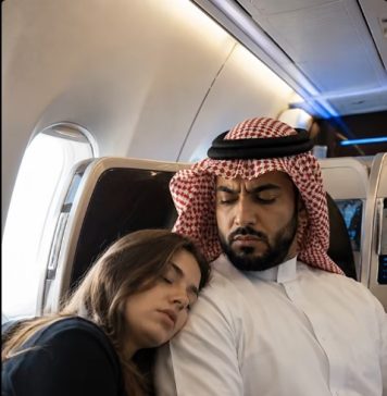Mlada žena je slučajno zaspala u avionu i naslonila glavu na rame najbogatijeg i najstrašnijeg muškarca u cijelom gradu. Ali ono što je šeik sljedeće uradio ostavilo je sve putnike u šoku… 😱 😱 Mlada žena je slučajno zaspala u avionu i naslonila glavu na rame najbogatijeg i najstrašnijeg muškarca u cijelom gradu. Ali ono što je šeik sljedeće uradio ostavilo je sve putnike u šoku… 😱 😱 - featured image