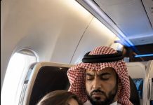 Mlada žena je slučajno zaspala u avionu i naslonila glavu na rame najbogatijeg i najstrašnijeg muškarca u cijelom gradu. Ali ono što je šeik sljedeće uradio ostavilo je sve putnike u šoku… 😱 😱 Mlada žena je slučajno zaspala u avionu i naslonila glavu na rame najbogatijeg i najstrašnijeg muškarca u cijelom gradu. Ali ono što je šeik sljedeće uradio ostavilo je sve putnike u šoku… 😱 😱 - featured image
